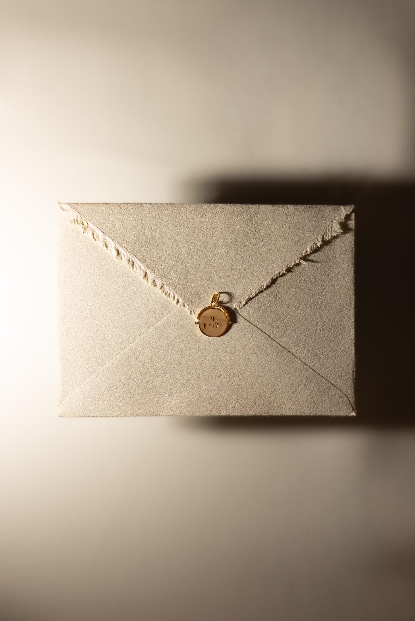 Petite amulette tout or