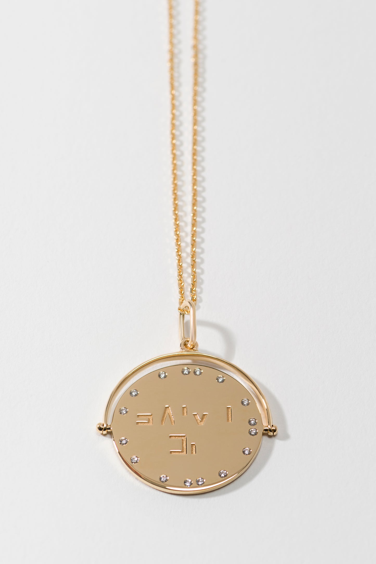 Moyenne amulette avec diamants